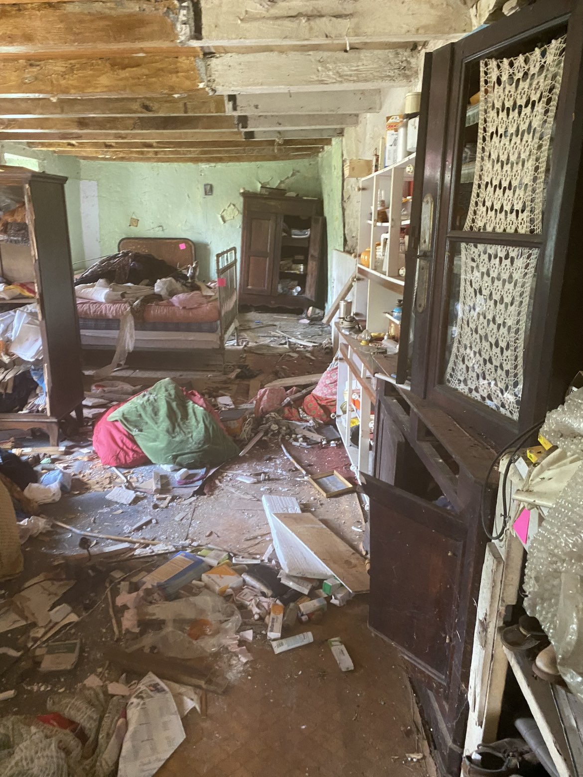 Chambre très encombrée avant débarras