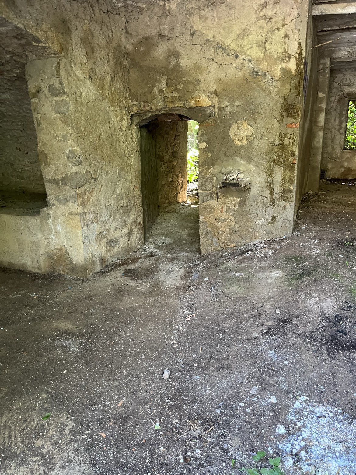 Après — Bâtisse ancienne : déblai des dalles et gravats à la pelle — lieux rendus nets