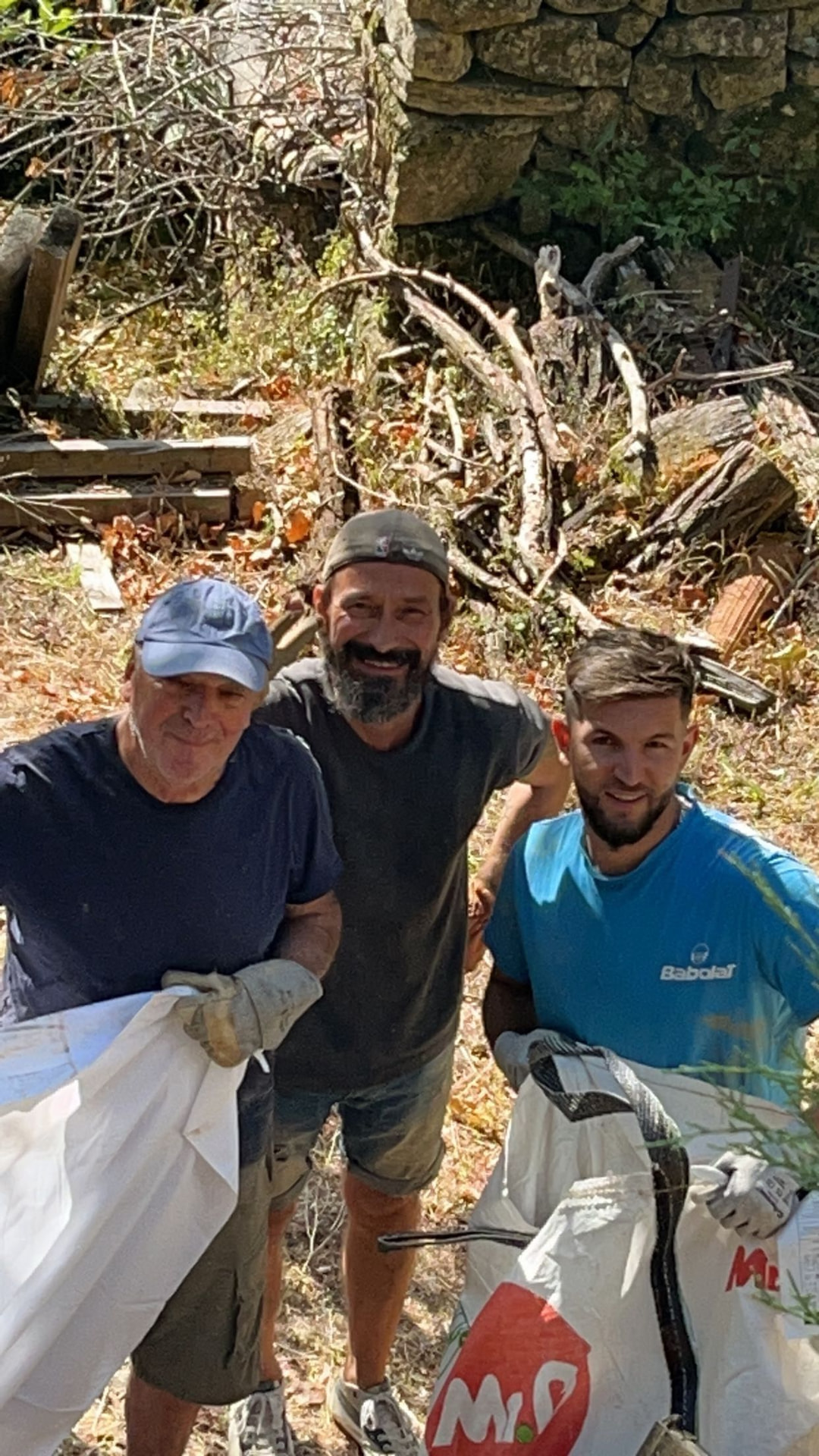 L'équipe toutvider.fr souriante sur un chantier d'évacuation en extérieur