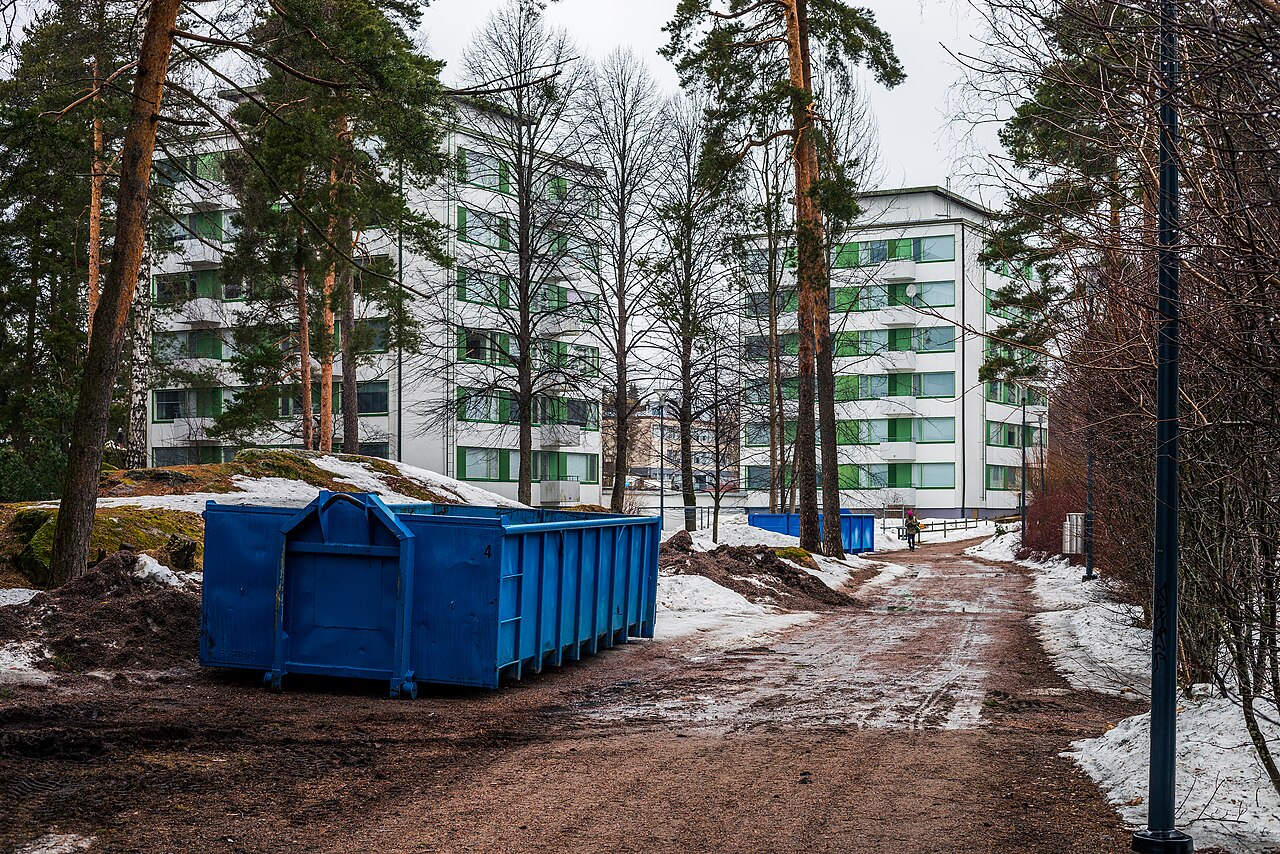 Benne bleue de grand volume sur un chantier — exemple de benne 12 m³