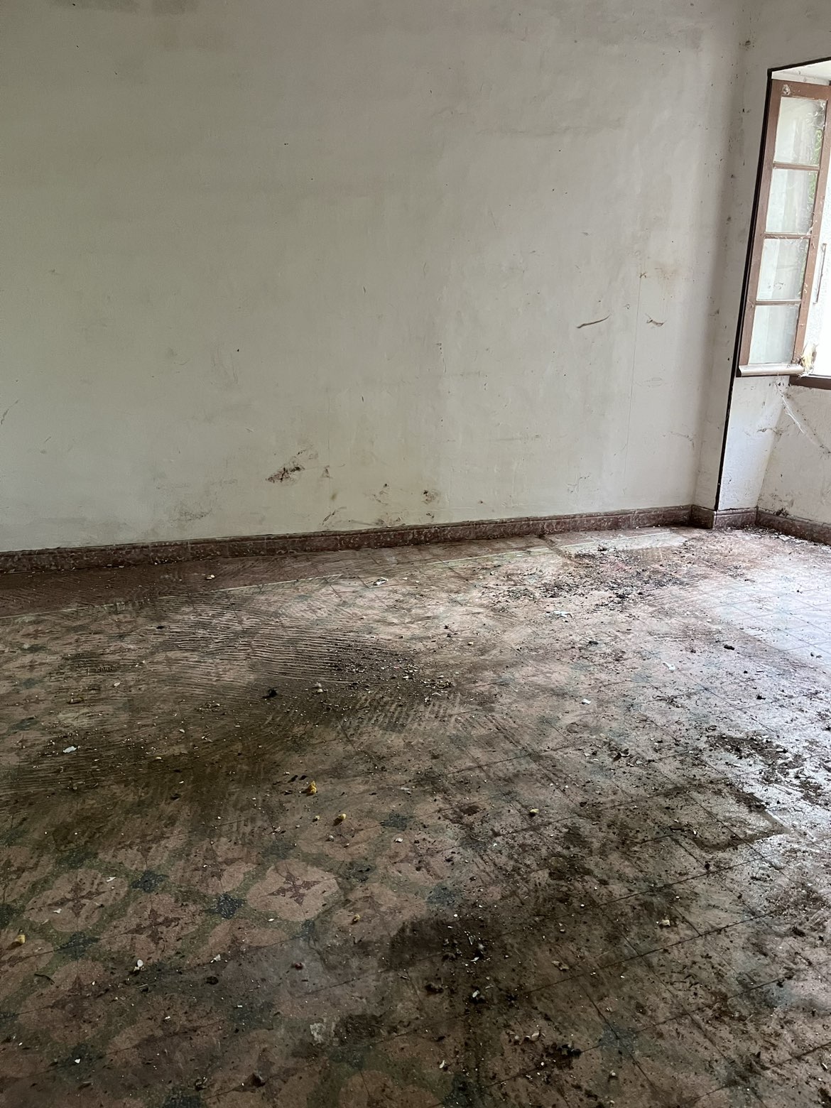 Pièce entièrement vidée après un débarras de maison