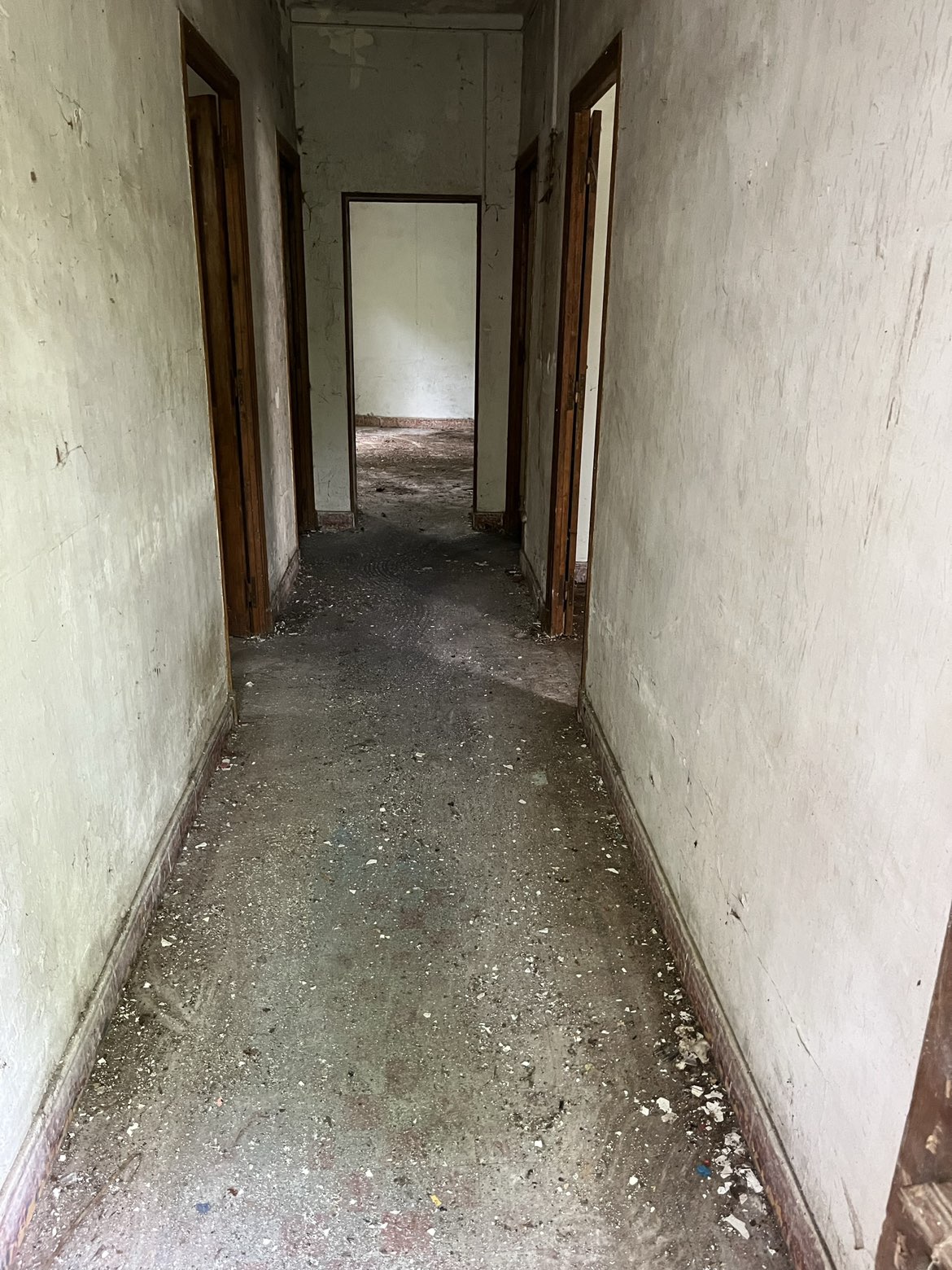 Après — Même logement : chambre et couloir saturés d'affaires — entièrement vidés
