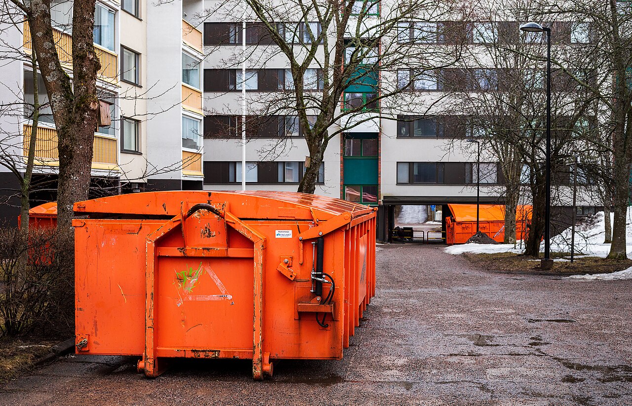 Benne intermédiaire orange pour travaux et rénovation — exemple de benne 8 m³