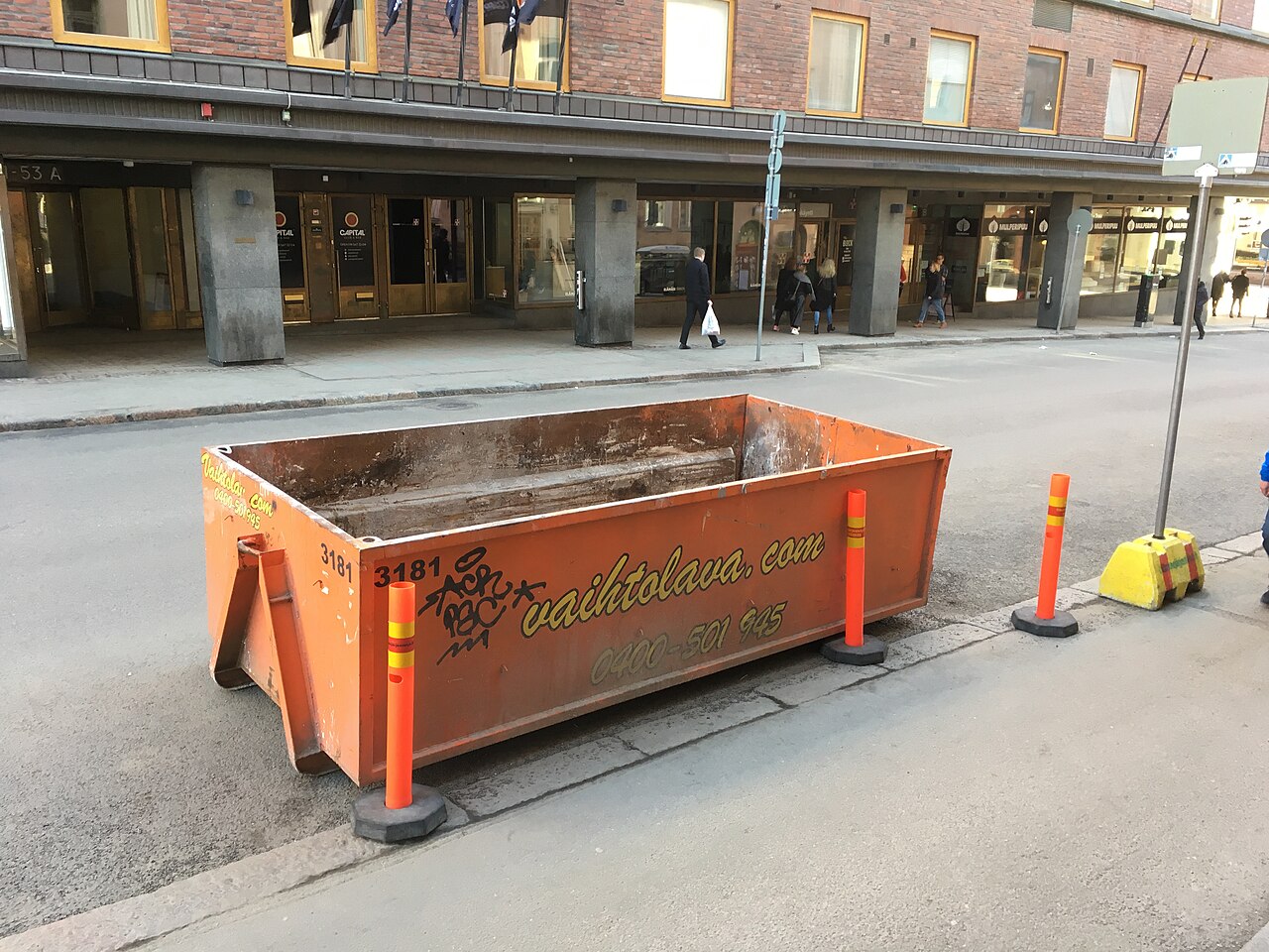 Benne compacte de chantier de faible volume — exemple de benne 3 m³